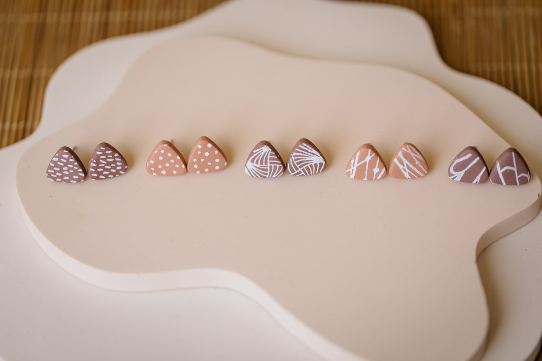 BERRY Kollektion - dreieckige Ohrstecker aus Polymer Ton weißem Muster