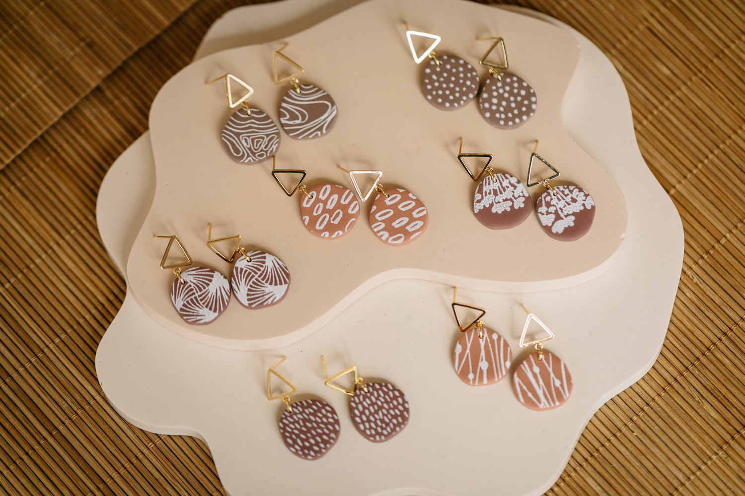 BERRY Kollektion - runde Polymer Ton Ohrringe mit weißem Muster und dreieckigem Ohrstecker
