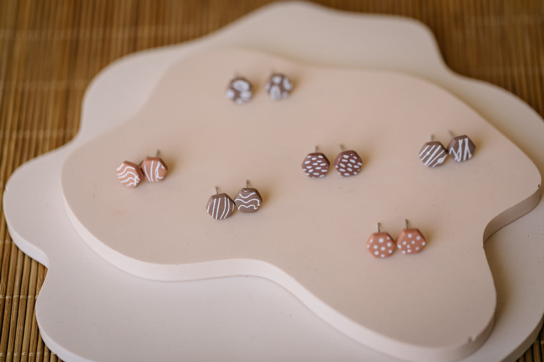 BERRY Kollektion - sechseckige Ohrstecker aus Polymer Ton weißem Muster