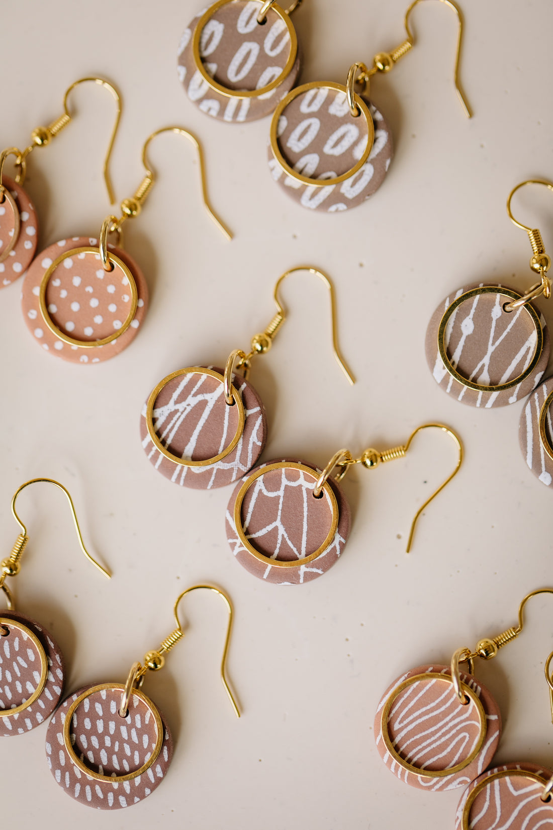 BERRY Kollektion - runde Polymer Ton Ohrringe mit weißem Muster