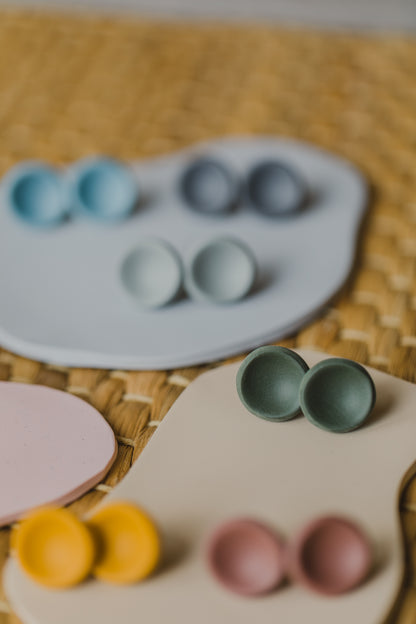 LUMI - runde große gebogene Ohrstecker aus Polymer Ton