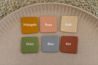 CIDA - gebogene Polymer Ton Ohrstecker mit Struktur