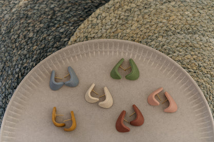 CIDA - gebogene Polymer Ton Ohrstecker mit Struktur