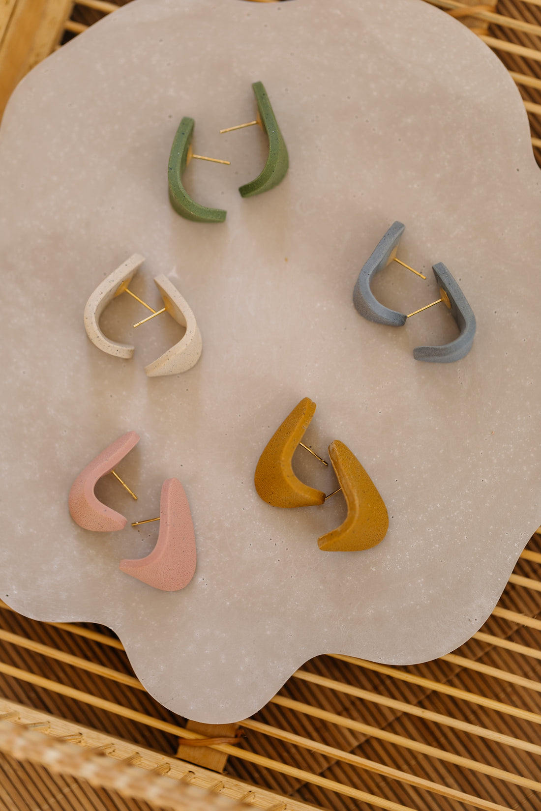 CIDA - gebogene Polymer Ton Ohrstecker mit Struktur