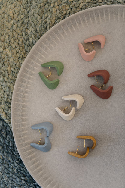 CIDA - gebogene Polymer Ton Ohrstecker mit Struktur