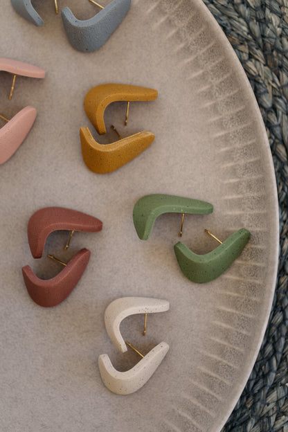 CIDA - gebogene Polymer Ton Ohrstecker mit Struktur