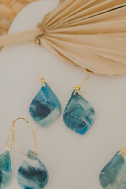 blaue gemusterte Tropfen Ohrringe aus Polymer Ton