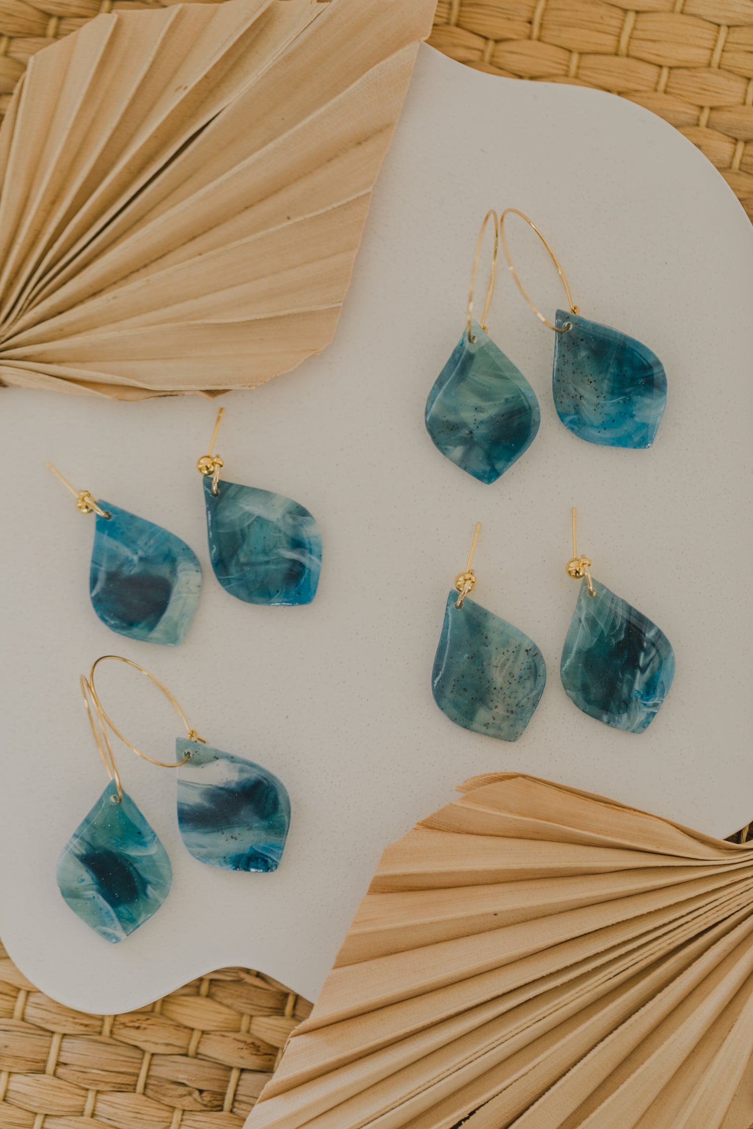 blaue gemusterte Tropfen Ohrringe aus Polymer Ton