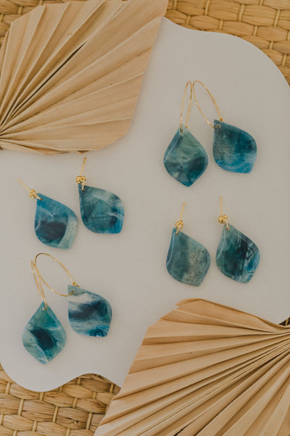 blaue gemusterte Tropfen Ohrringe aus Polymer Ton
