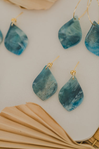 blaue gemusterte Tropfen Ohrringe aus Polymer Ton