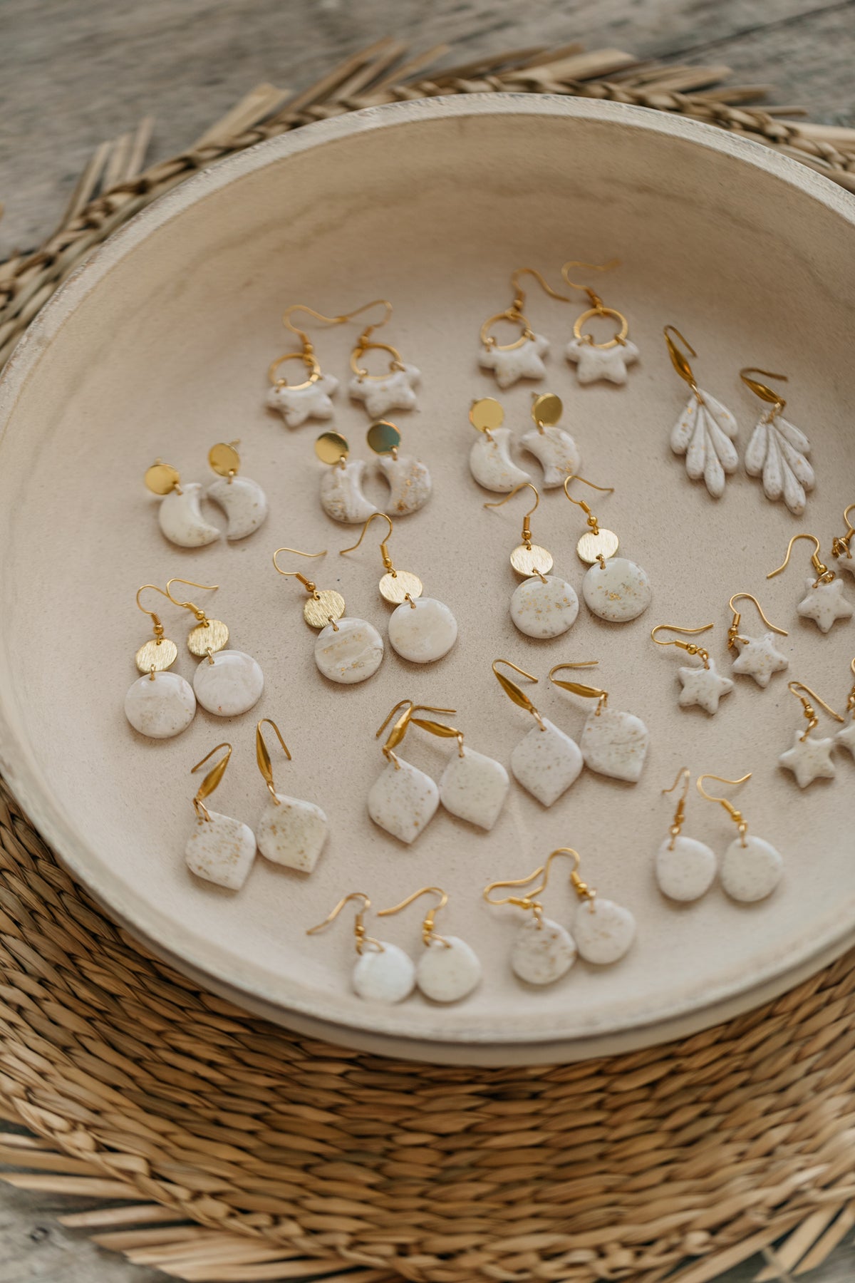 kleine blumige Polymer Ton Ohrringe mit Blattgold