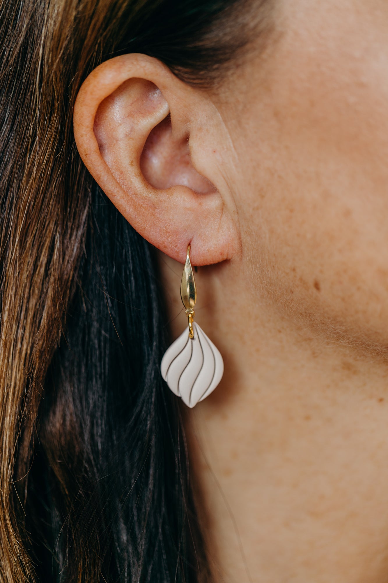 SUSAN - Curved vanilla-colored polymer clay earrings