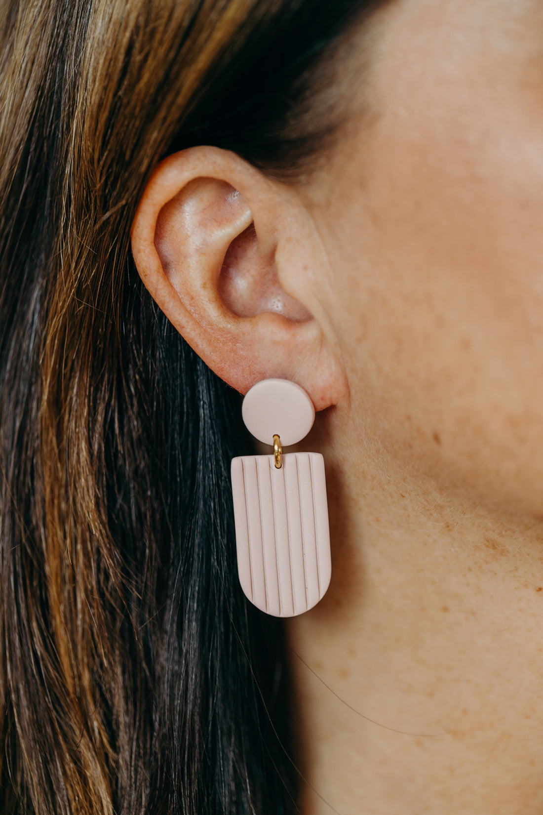 MOEMI - striped pink bow-shaped earrings