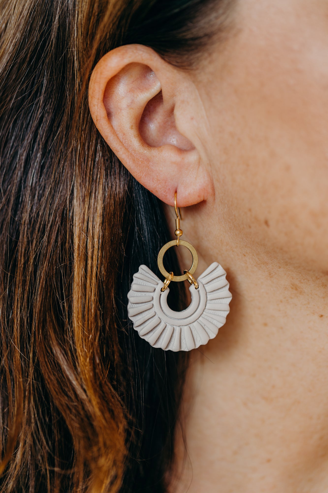 NENEI - helle runde Boho Ohrringe