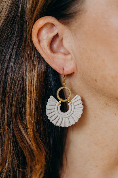 NENEI - helle runde Boho Ohrringe