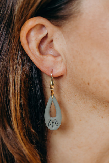 MARLEEN - long black drop earrings with pattern