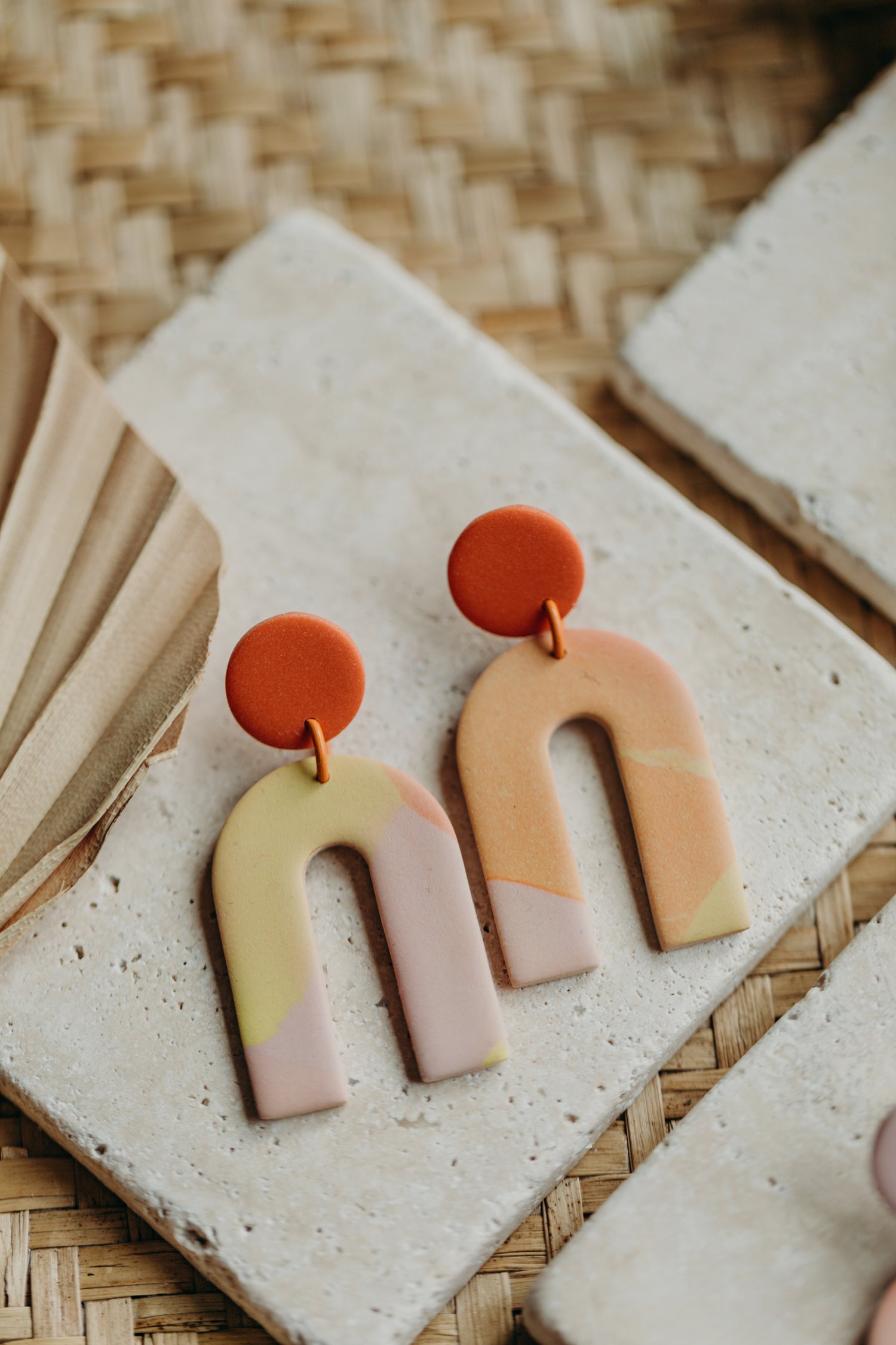 TORI - große Bogen Ohrringe aus Polymer Ton in Gelb, Rosa und Orange