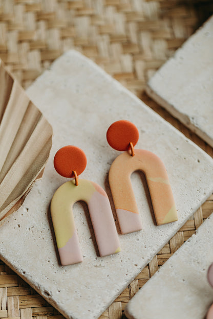 TORI - große Bogen Ohrringe aus Polymer Ton in Gelb, Rosa und Orange