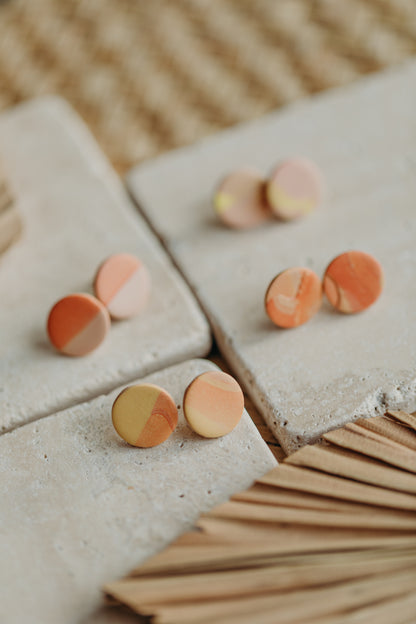 TAYA - runde Ohrstecker aus Polymer Ton in Gelb, Rosa und Orange