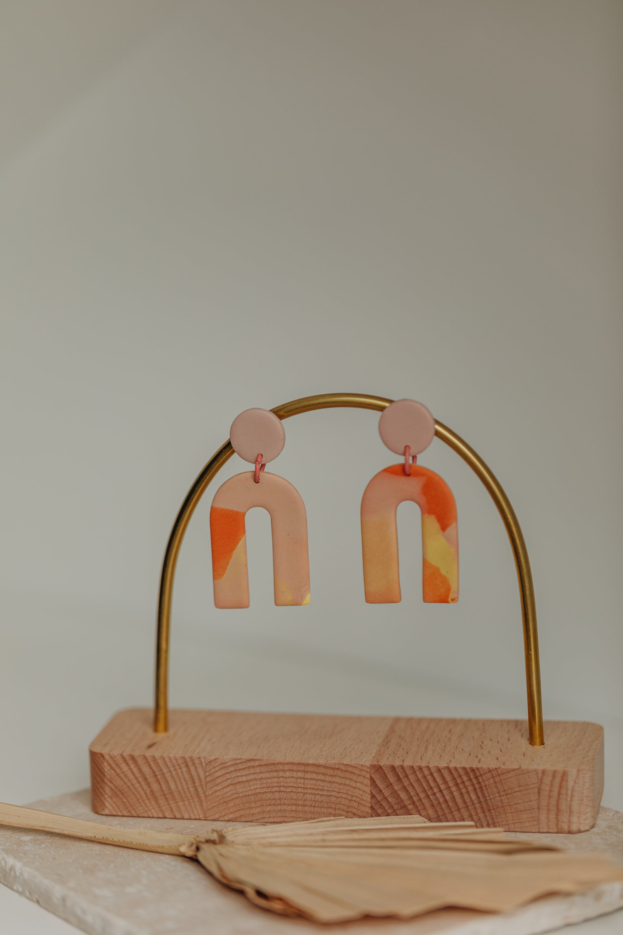 TORI - große Bogen Ohrringe aus Polymer Ton in Gelb, Rosa und Orange