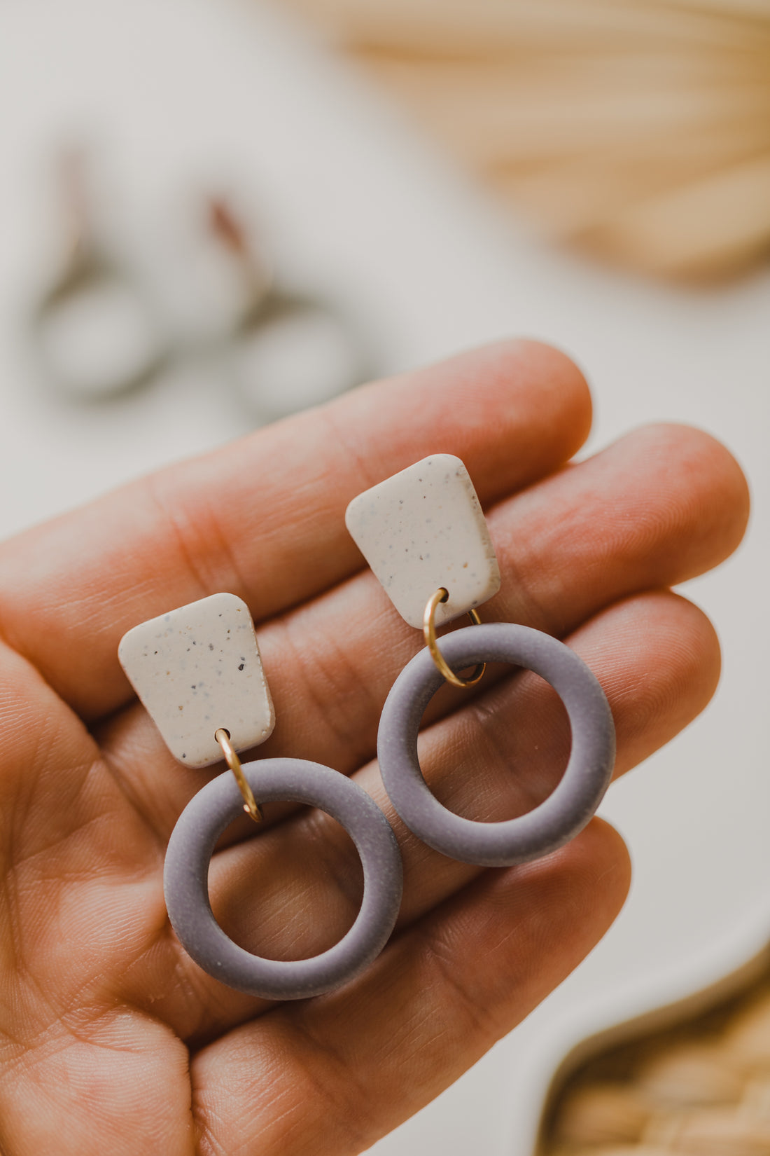 CALLIE - zweifarbige runde Polymer Ton Ohrringe