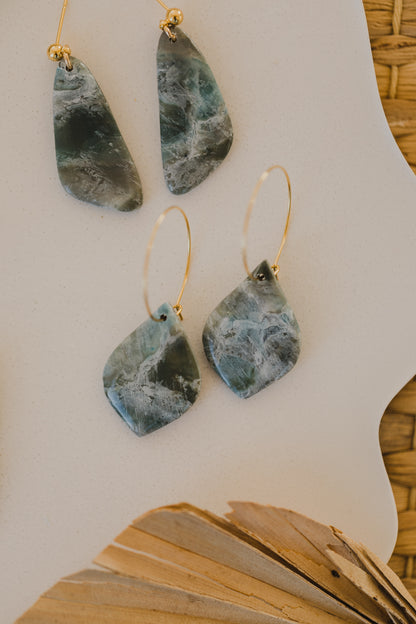 KENDRA - dunkelgrüne Tropfen Creolen aus Polymer Ton