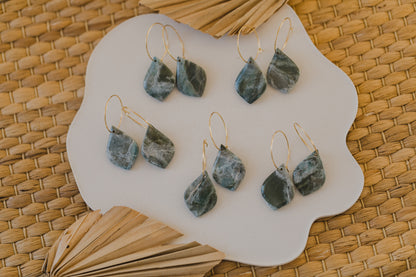 KENDRA - dunkelgrüne Tropfen Creolen aus Polymer Ton