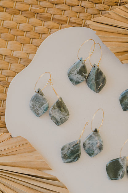 KENDRA - dunkelgrüne Tropfen Creolen aus Polymer Ton