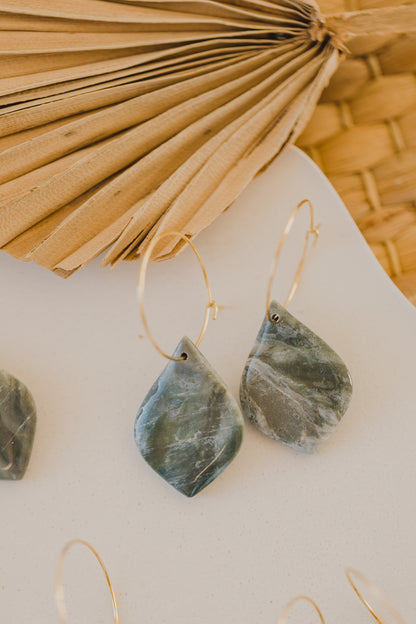 KENDRA - dunkelgrüne Tropfen Creolen aus Polymer Ton