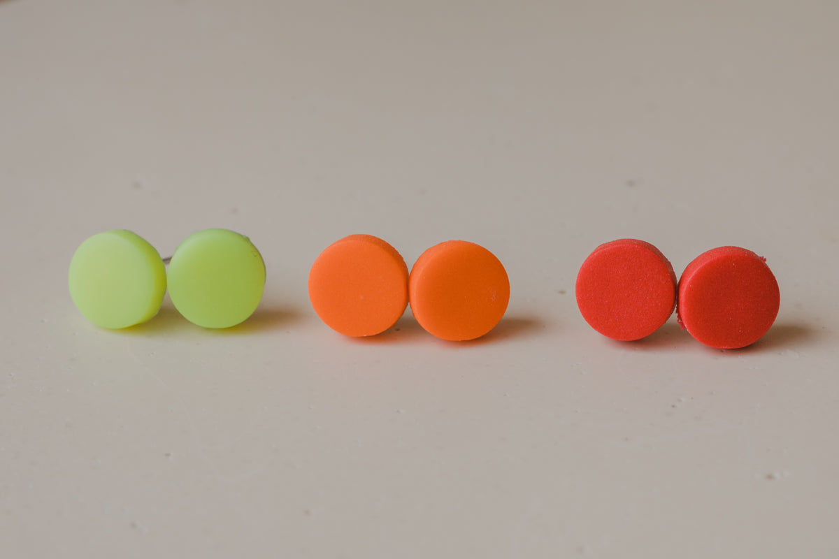 MICI Neon - kleine runde Ohrstecker aus Polymer Ton