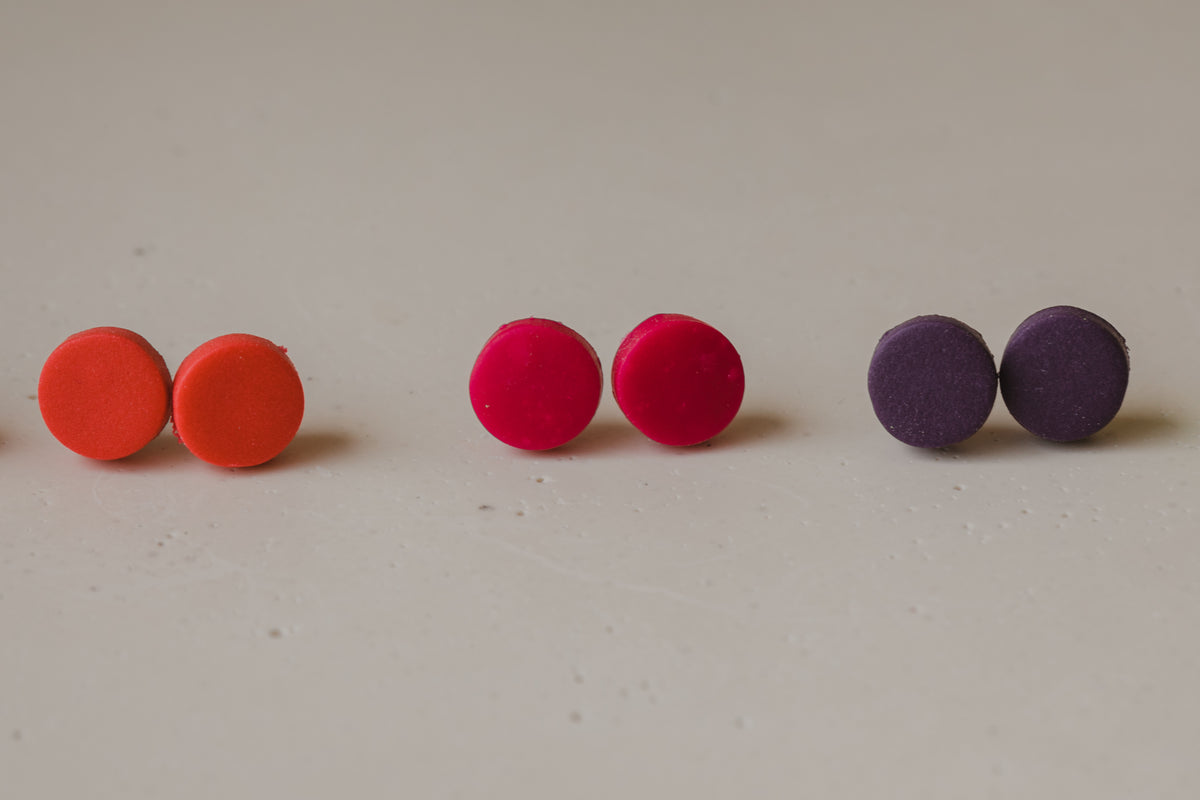 MICI Neon - kleine runde Ohrstecker aus Polymer Ton
