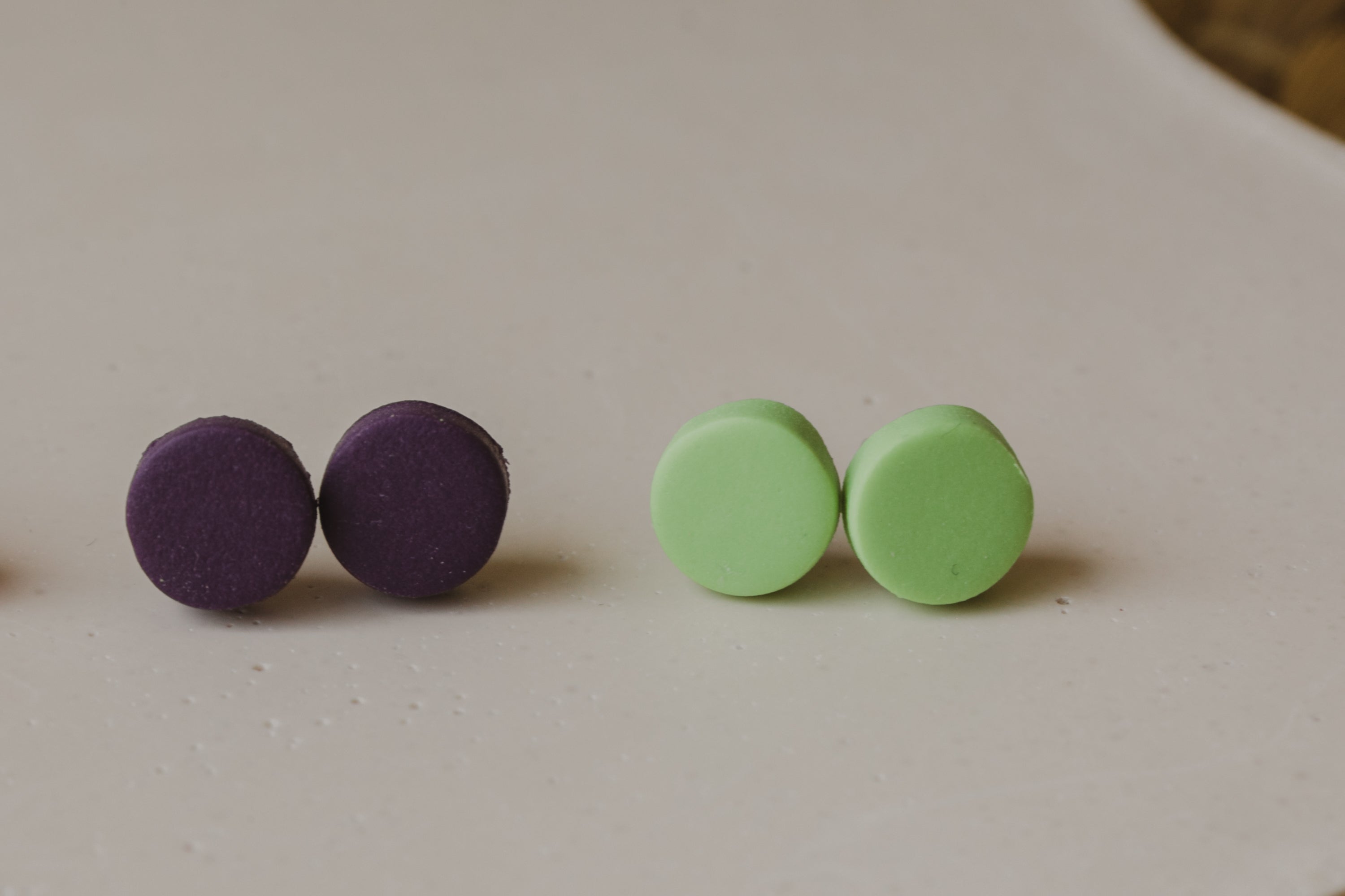 MICI Neon - kleine runde Ohrstecker aus Polymer Ton