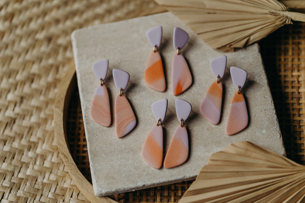 MAE - längliche Ohrringe aus Polymer Ton in Peach, Orange und Hellem Lila
