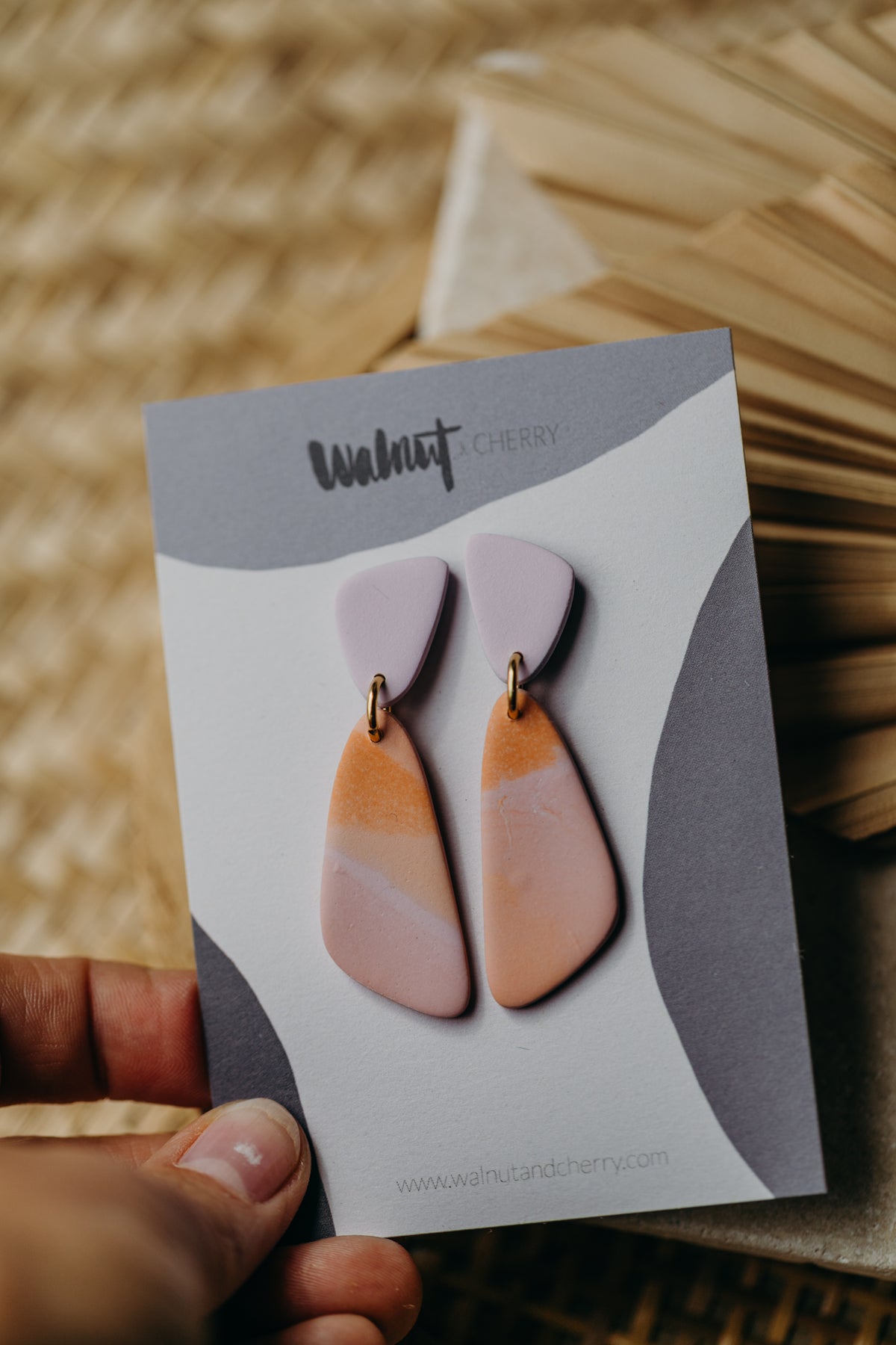 MAE - längliche Ohrringe aus Polymer Ton in Peach, Orange und Hellem Lila