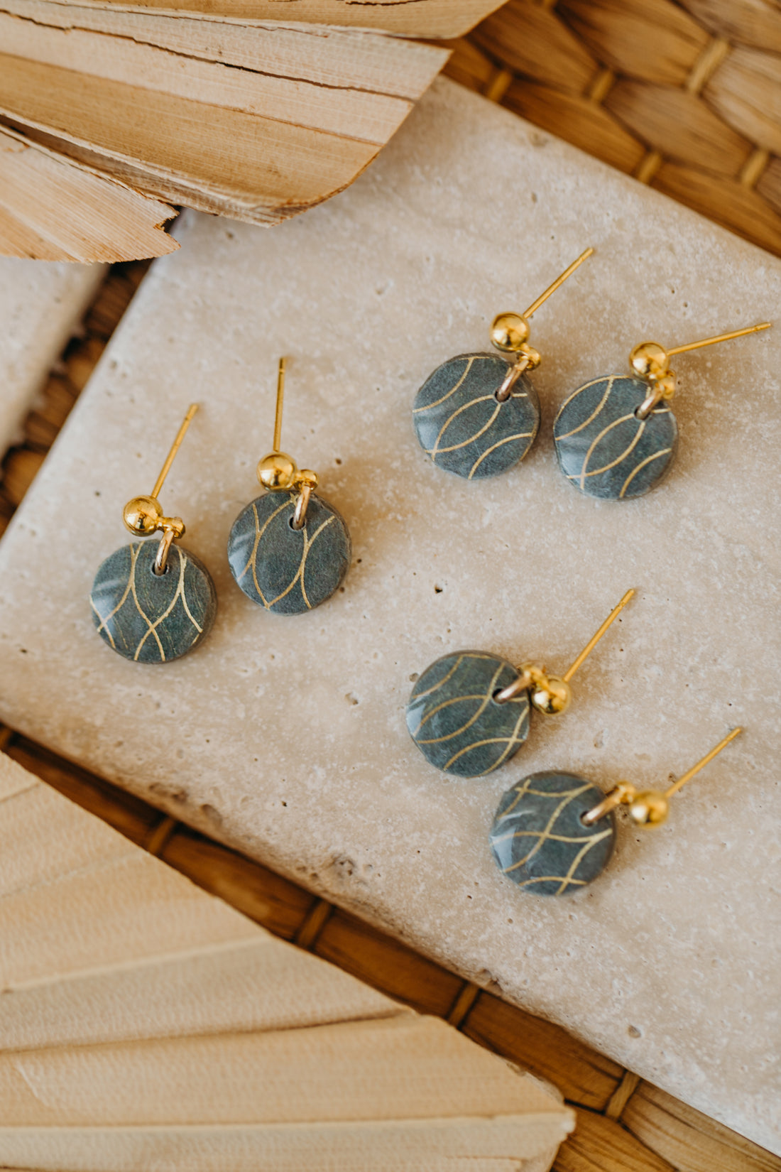 INKA - kleine runde grüne Polymer Ton Ohrringe