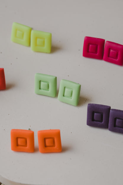 SONA - eckige Neon Ohrstecker aus Polymer Ton