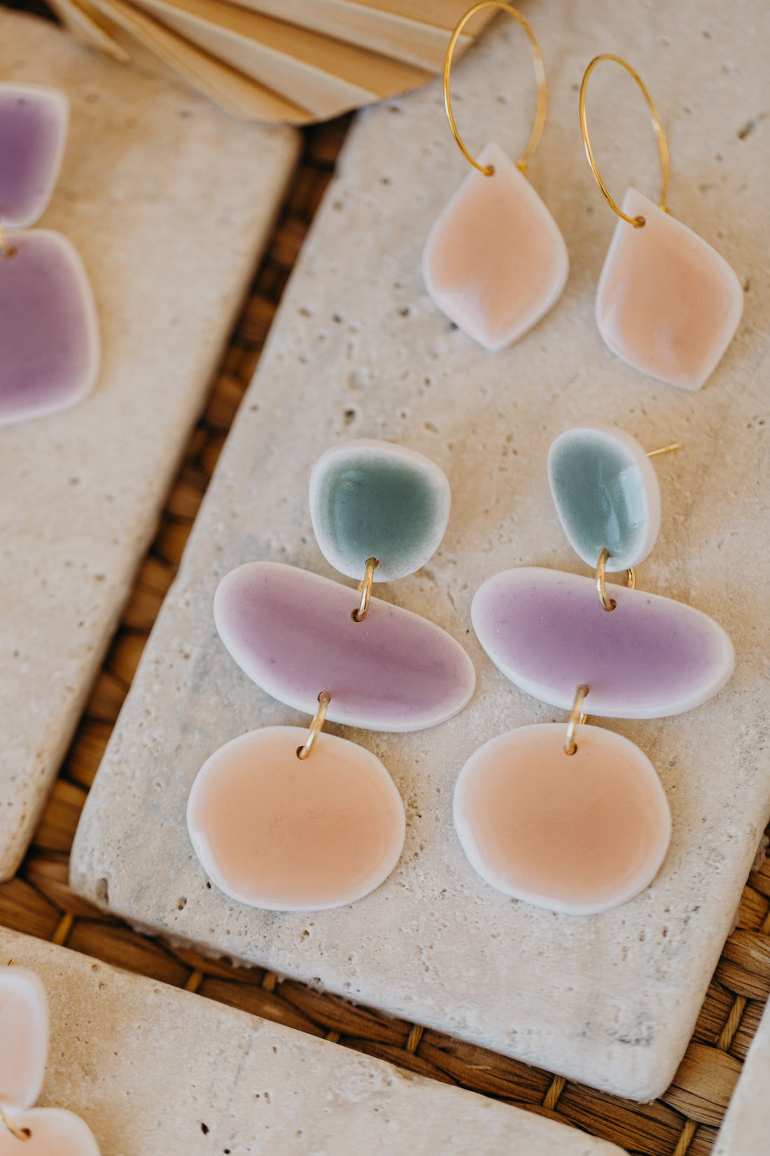 PINA - dreifarbige Polymer Ton Ohrringe im Keramik Look