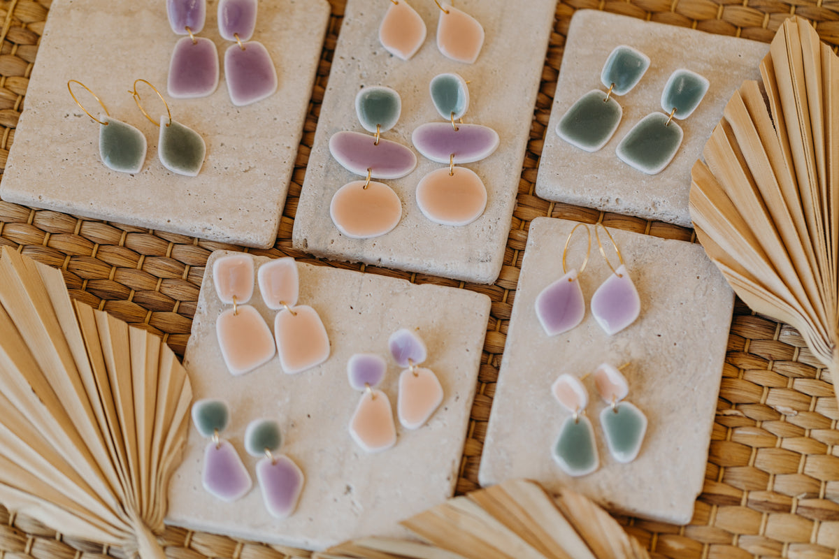 AURELIE - rechteckige apricot farbene Polymer Ton Ohrringe im Keramik Look