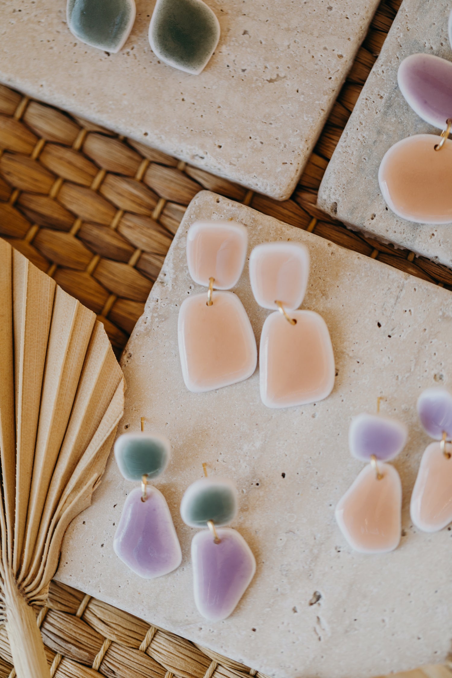AURELIE - rechteckige apricot farbene Polymer Ton Ohrringe im Keramik Look