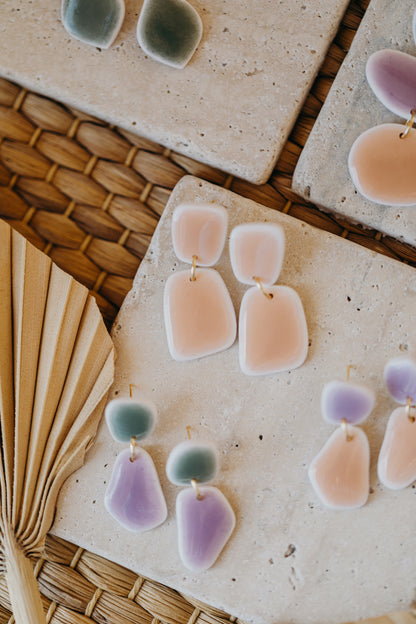 AURELIE - rechteckige apricot farbene Polymer Ton Ohrringe im Keramik Look