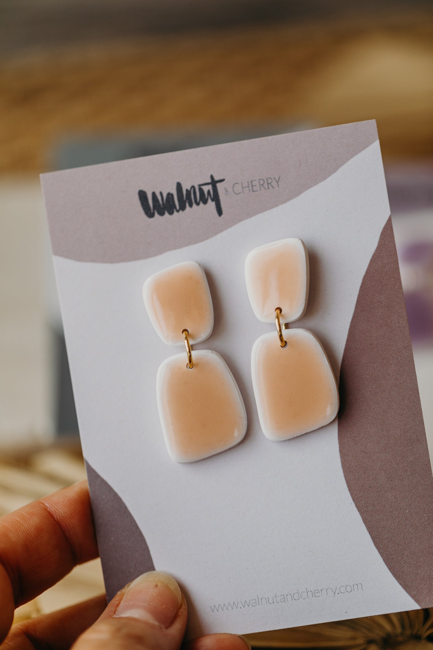AURELIE - rechteckige apricot farbene Polymer Ton Ohrringe im Keramik Look
