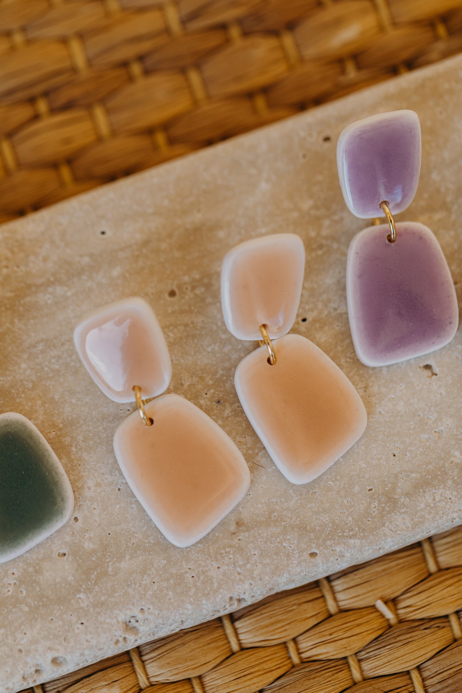 AURELIE - rechteckige apricot farbene Polymer Ton Ohrringe im Keramik Look