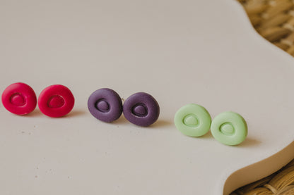 NODA - ovale Neon Ohrstecker aus Polymer Ton