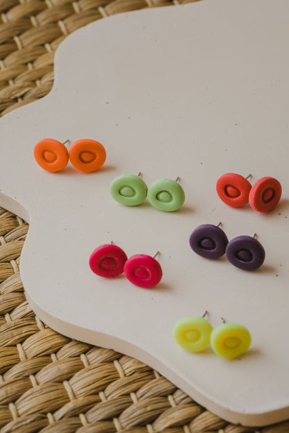 NODA - ovale Neon Ohrstecker aus Polymer Ton