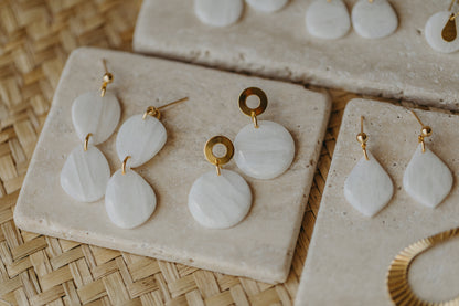 NAIMA - runde weiße Polymer Ton Ohrringe mit rundem Ohrstecker