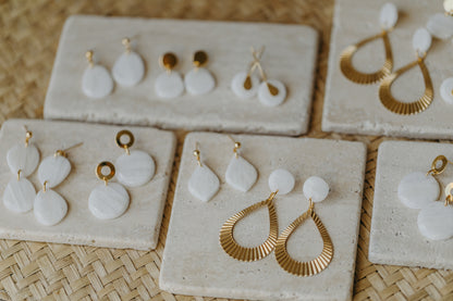 NAIMA - runde weiße Polymer Ton Ohrringe mit rundem Ohrstecker