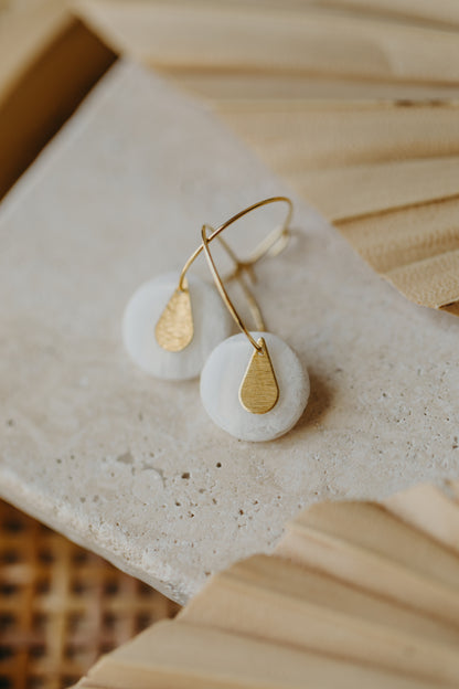 JENNA- runde weiße Polymer Ton Creolen mit kleinem Messing Anhänger