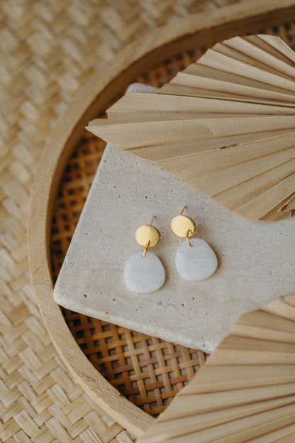 BEA - weiße ovale transparente Ohrringe aus Polymer Ton