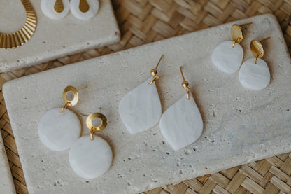 NAIMA - runde weiße Polymer Ton Ohrringe mit rundem Ohrstecker