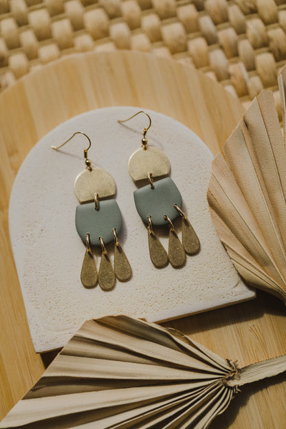 SANSA - eukalyptus grüne Polymer Ton Ohrringe im Boho Look